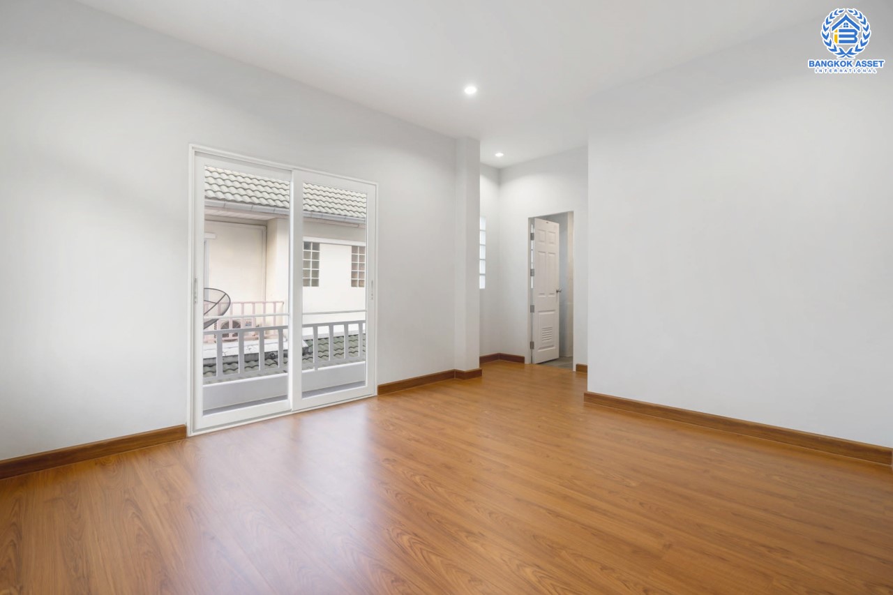 บ้านมือสองตกแต่งใหม่ ทำเลใกล้สนามบินดอนเมือง ม.กฤษณา แจ้งวัฒนะ-ดอนเมือง เนื้อที่ 56 ตร.ว. พื้นที่ใช้สอย 245 ตร.ม. ฟังก์ชั่นจัดเต็ม 4 ห้องนอน 3 ห้องน้ำ 2 ที่จอดรถ ทำเลเยี่ยมเชื่อมสู่ใจกลางเมือง ใกล้ทางด่วนศรีสมาน และรถไฟฟ้าสายสีแดง (สายอนาคต) "สถานีดอนเมือง"...